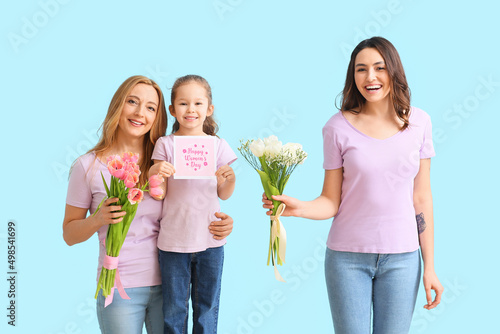 Young woman, her little dau...