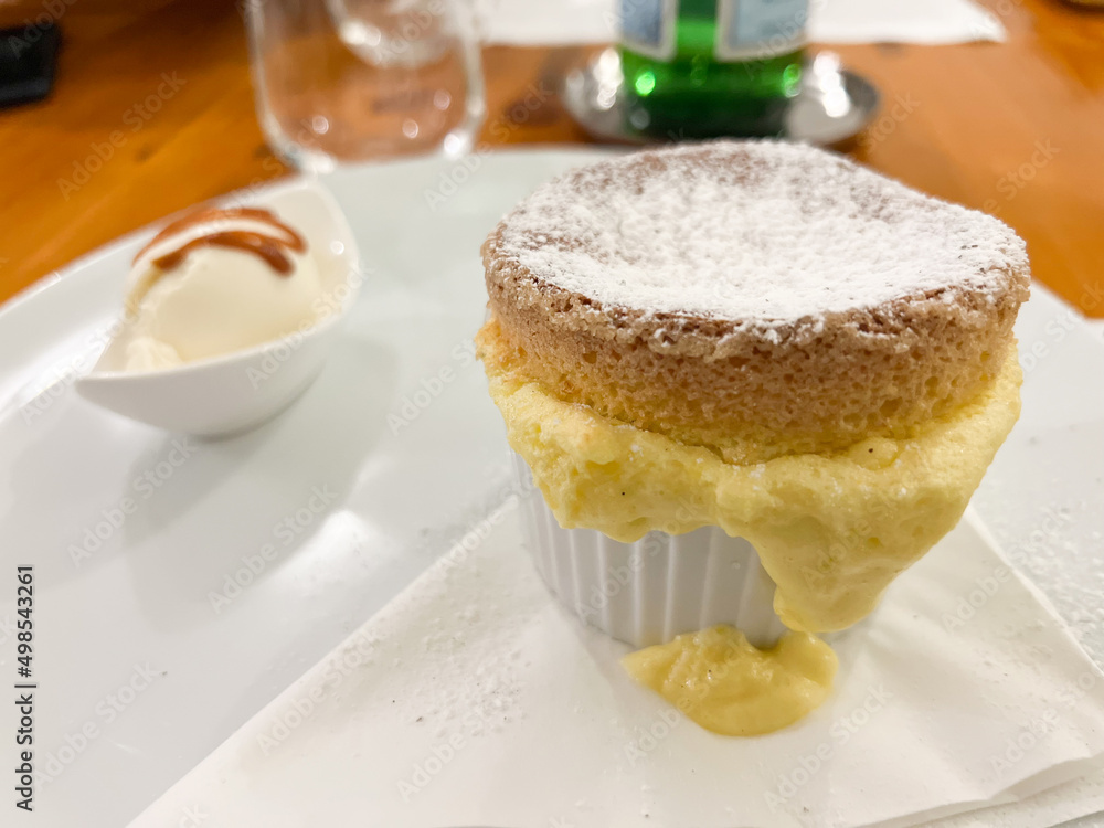 Souffle alla vaniglia con gelato al whisky guarnito con caramello servito come dessert in un locale elegante Souffle alla vaniglia con gelato al whisky guarnito con caramello servito come dessert in un locale elegante