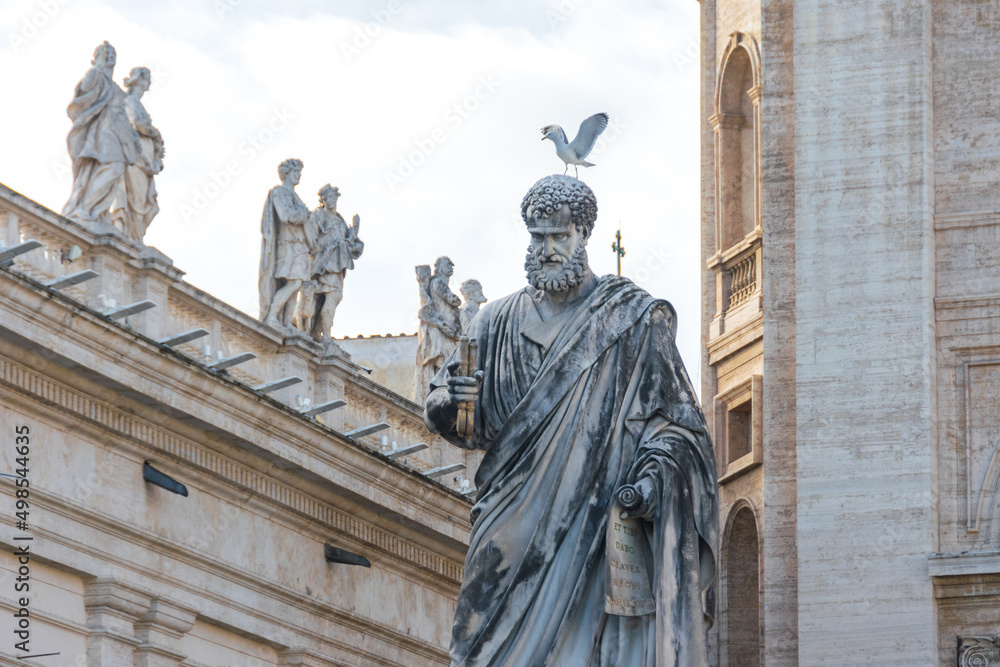 Obraz premium Statue of St. Peter in St. Peter's Square, Vatican, Italy