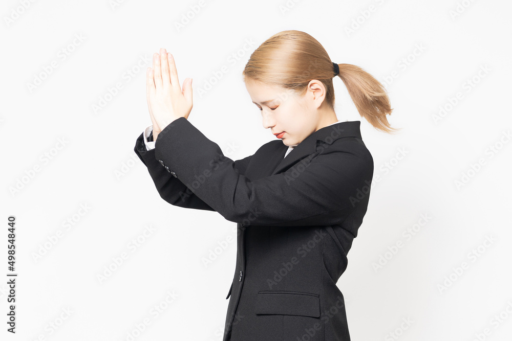 掌を合わせるジャケットを着た若い女性 掌を合わせるジャケットを着た若い女性