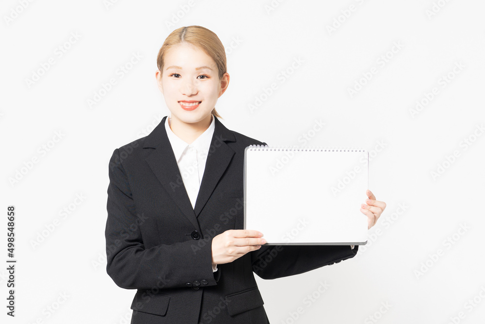 小さいスケッチブックを見せる若い女性 小さいスケッチブックを見せる若い女性