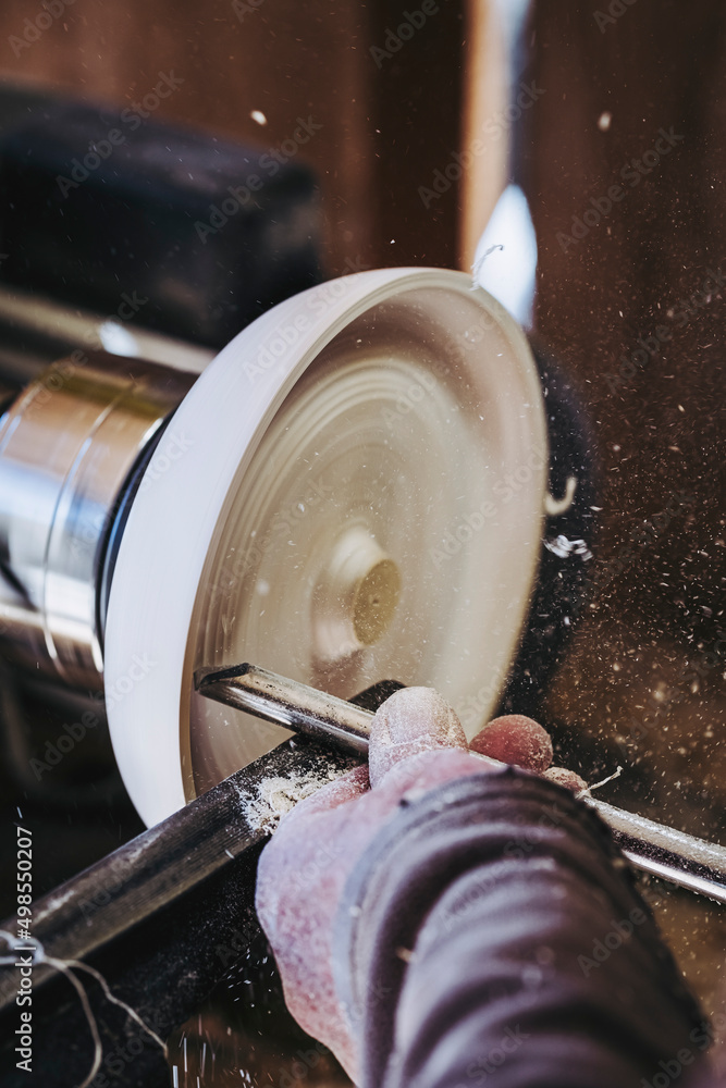 Artisan tourneur sur bois en train de fabriquer une assiette en bois d'érable