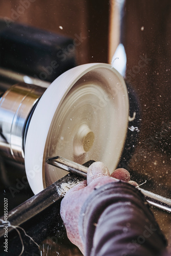Obraz na płótnie Artisan tourneur sur bois en train de fabriquer une assiette en bois d'érable w salonie