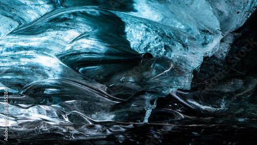 Geisterhafte Eisformationen im Inneren eines Gletschers photo