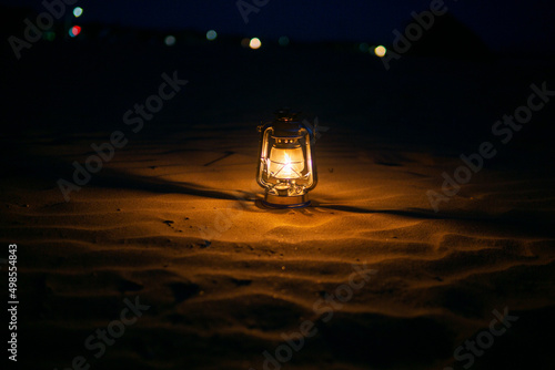 砂浜とオイルランタン © 歌うカメラマン