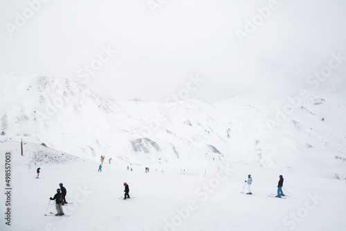 nieve, estacion de esqui, esquiar, montaña, frio, viaje, personas, españa, invierno, gente esquiando © Dina