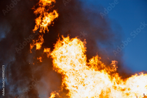 Valokuvatapetti Raging flames of huge fire at night