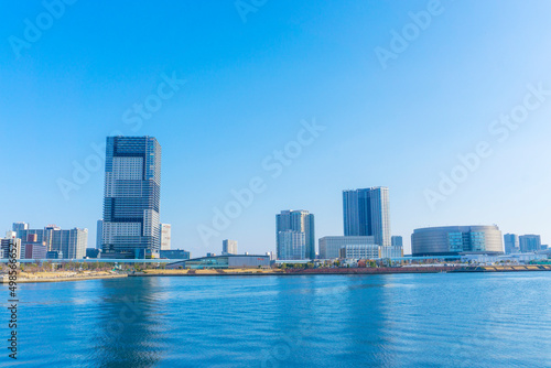 Tower apartments lined up along the river and a refreshing blue sky_52 © koni film