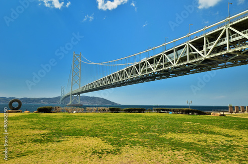 世界最長の吊り橋明石海峡大橋と青空 © onosan