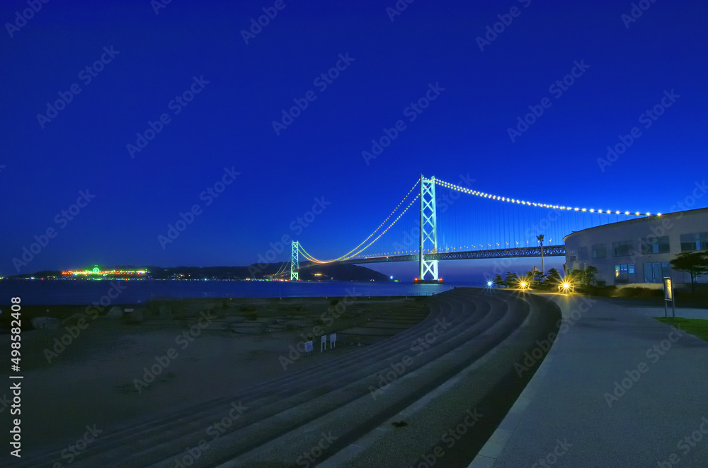 ライトアップされた明石海峡大橋とブルーアワーの夕景
