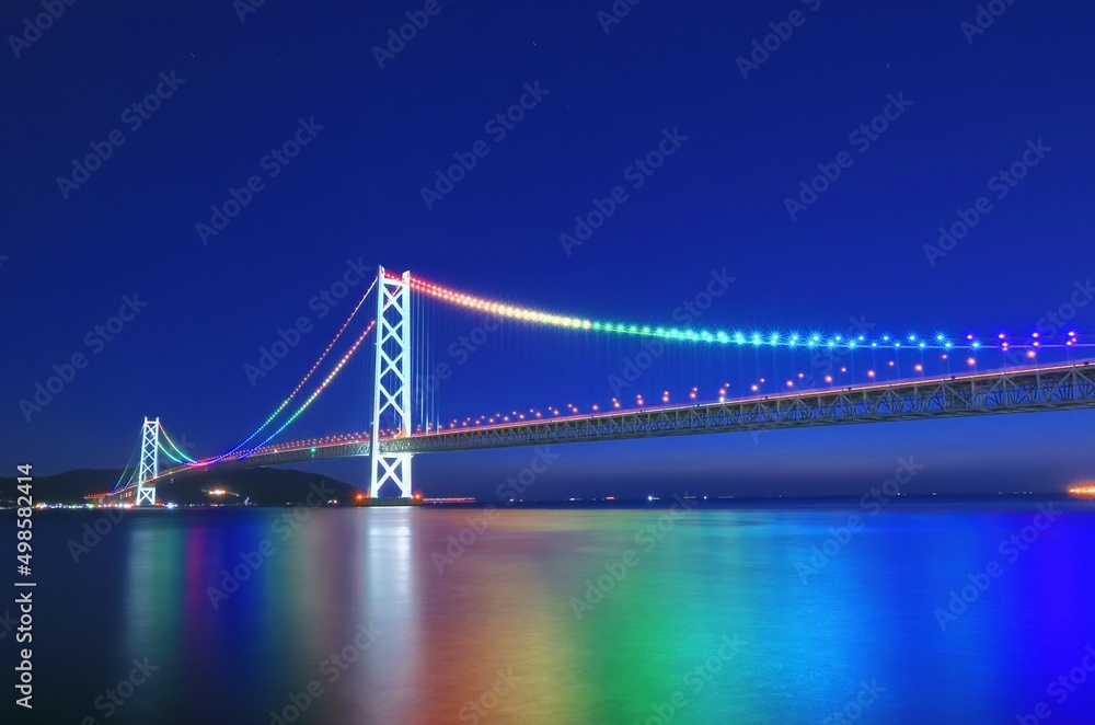 Obraz premium レインボーカラーにライトアップされた明石海峡大橋の夜景