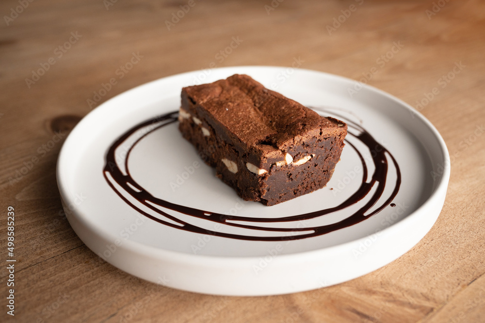 Panque de chocolate con nuez y chocolate liquido Panque de chocolate con nuez y chocolate liquido