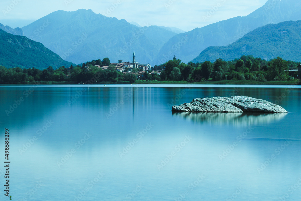 Beautiful landscape of Alserio lake against mountains and blue sky in  bright sunlight in Como, Italy foto de Stock | Adobe Stock