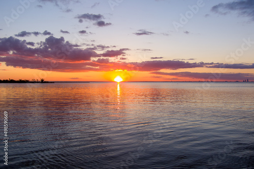 Fotografia Scenic view of a bright sunset on Mobile Bay at Daphne, Alabama bayfront park