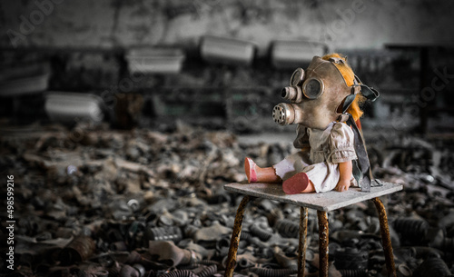 Fotografiet Creepy doll with a respiratory gas mask in an abandoned building