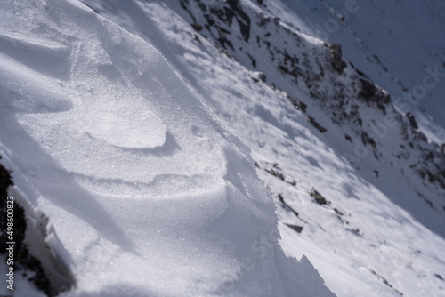 Fotografie Closeup shot of snow-covered mountainside