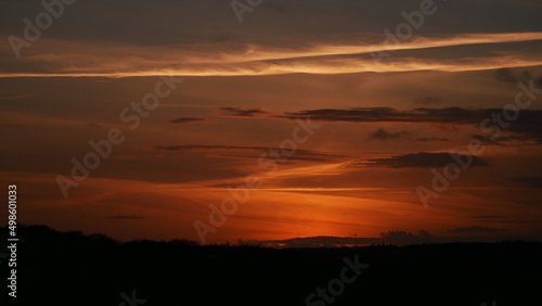 Romantischer Sonnenuntergang im Norden mit Wolken und orangenen und roten Farben © Schattenwanderer