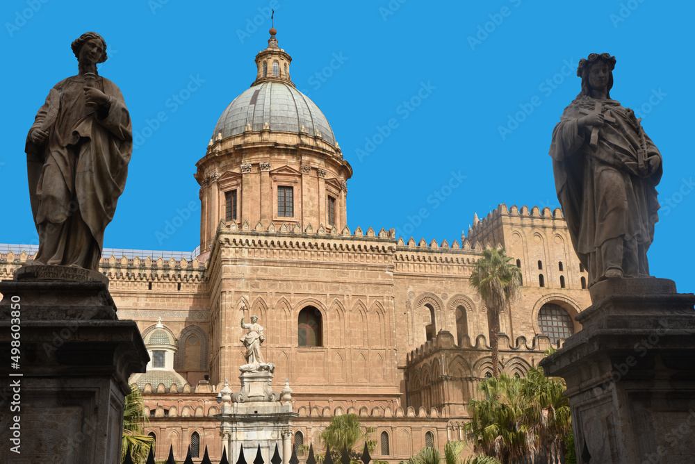 Statues et coupole du Duomo à Palerme. Sicile