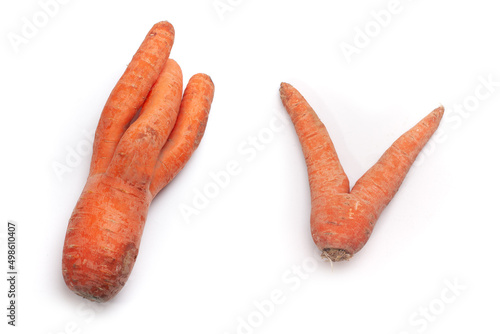 Foto strange shaped carrots isolated on white surface