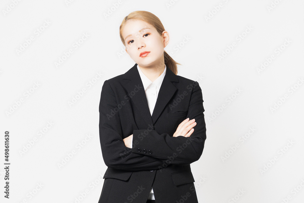 腕組みをして怒るジャケットを着た女性 腕組みをして怒るジャケットを着た女性