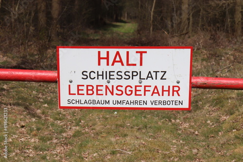 Schlagbaum mit dem Schild 