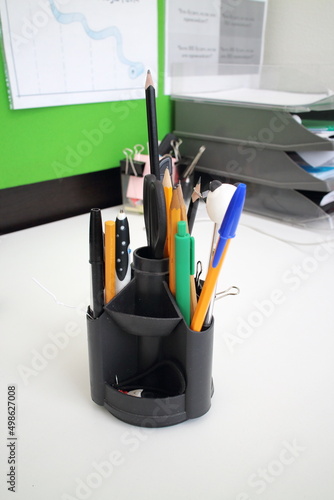Obraz na płótnie Several pens in a glass on an office table