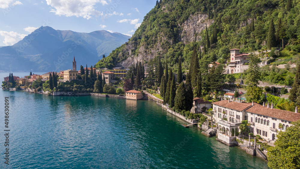 Vista di Varenna sul lago di Como con villa Monastero