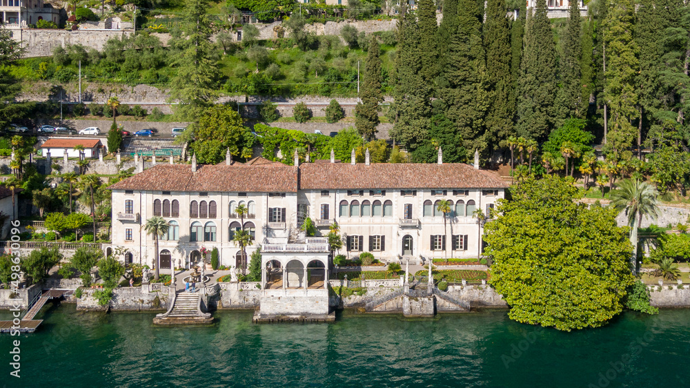 Vista di Varenna sul lago di Como con villa Monastero - obrazy, fototapety, plakaty 