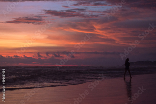 silhouette of a couple walking on the beach © Roberto
