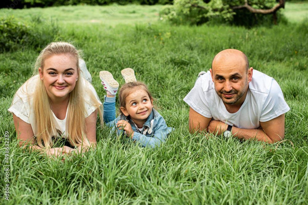 Obraz premium Happy Family resting in a summer park