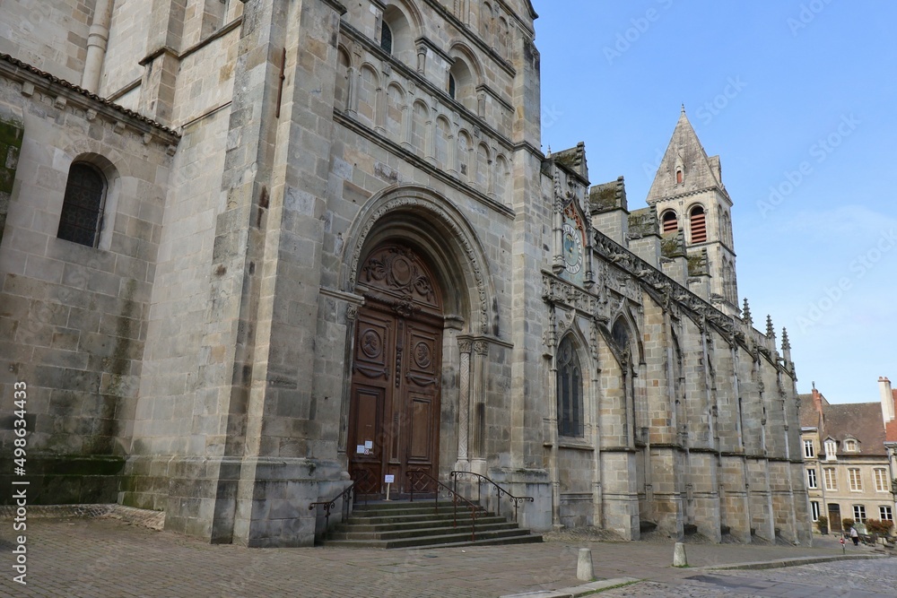 La cathédrale Saint Lazare, vue de l'extérieur, ville de Autun, département de la Saone et Loire, France