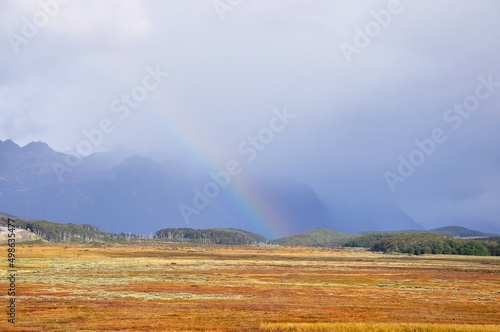 oOage et arc en ciel sur les steppes de Terre de Feu, Patagonie, Ushuaïa, Argentine