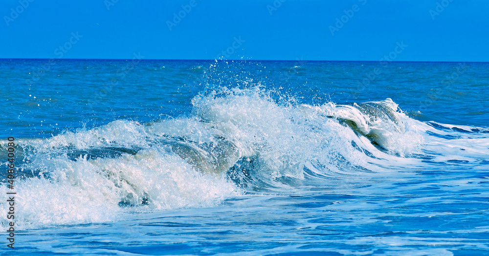 Fototapeta premium Splash de olas de mar azul