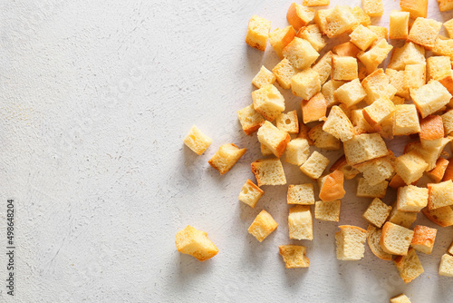 Φωτογραφία Many crunchy croutons on white background