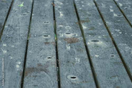 雨を弾く木板