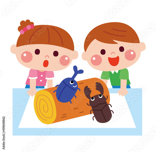 カブトムシとクワガタを観察する子どもたち