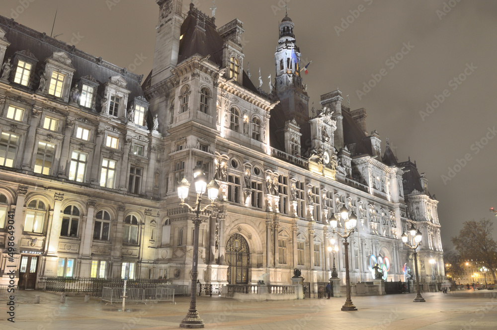 View of the Hotel de Ville de Paris at night.