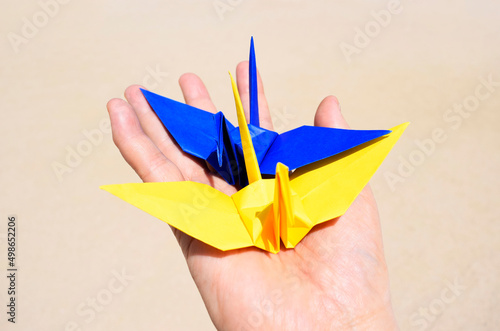 ウクライナの国旗の色をした折鶴