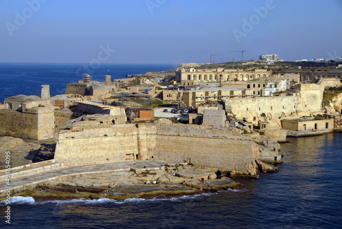Ville de La Valette, bâtiments, remparts et balcons typiques du centre historique, Malte photo