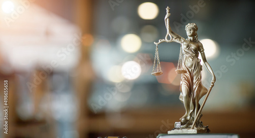 Cuadro en lienzo Statue of Lady Justice with scales of justice and wooden judge gavel on wooden table
