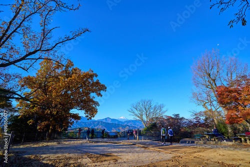 秋の東京八王子市の高尾山頂(大見晴園地)から南西側方面を見る