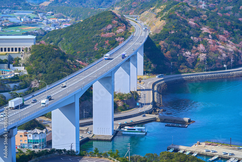 鳴門公園の展望台から南西側の神戸淡路鳴門自動車道(亀浦高架橋)方面を見る