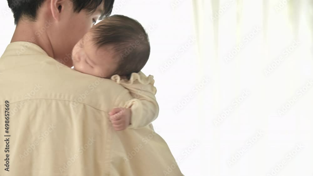 子守のイメージで使えそうなイクメンのパパと赤ちゃん 子守のイメージで使えそうなイクメンのパパと赤ちゃん