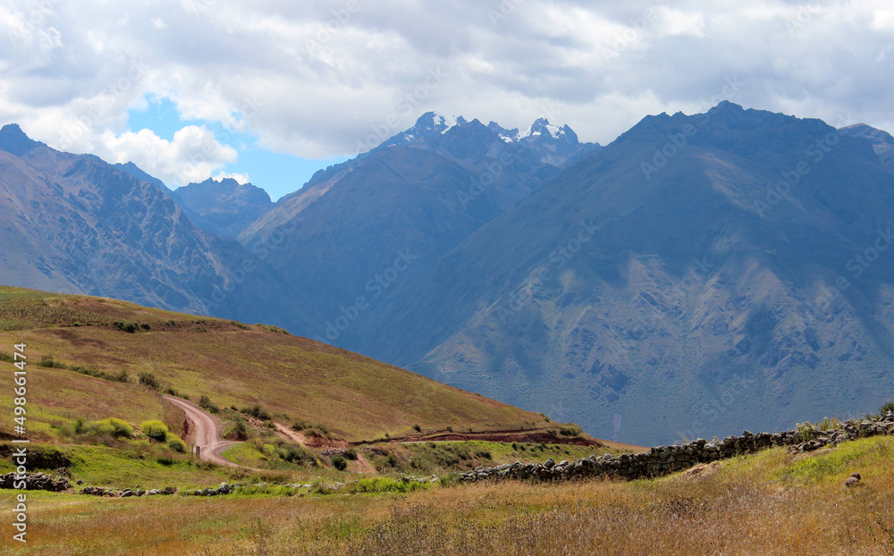 Paisagem andina, estrada, campo e montanhas