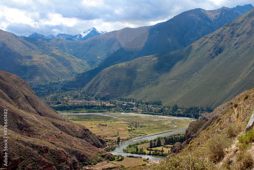 Vale sagrado, Peru, composto por numerosos rios que descem por pequenos vales; possui numerosos monumentos arqueológicos e povoados indígenas. 