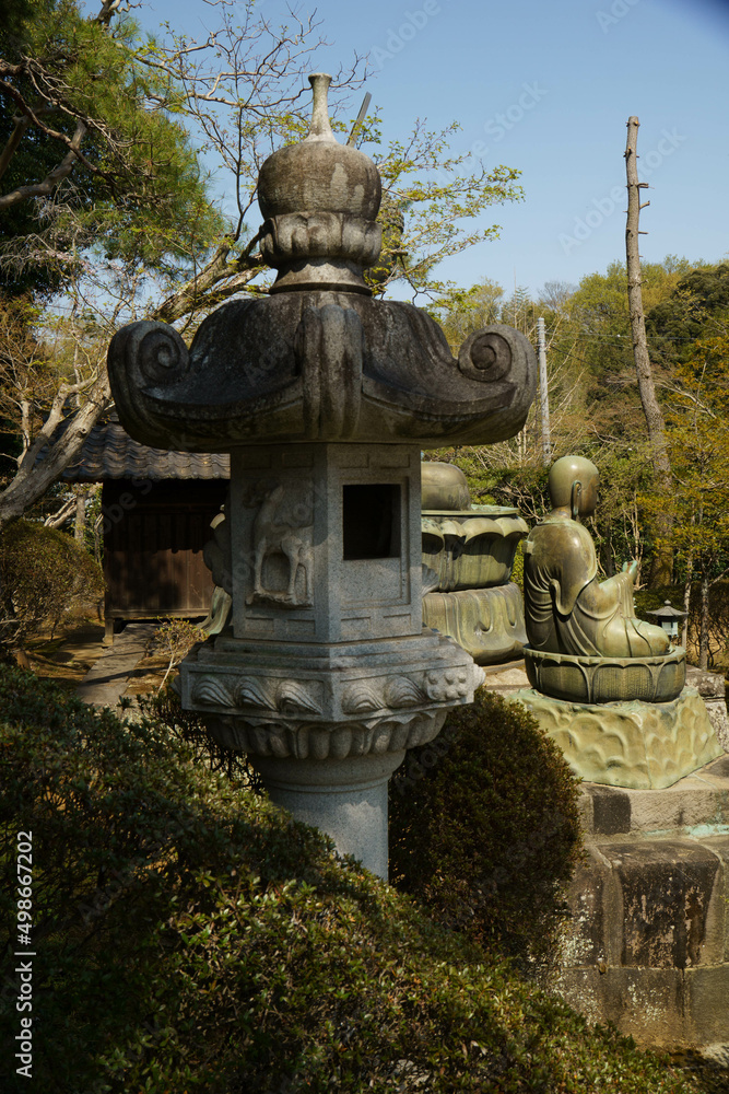 寺院と五重塔と薬師如来像 寺院と五重塔と薬師如来像