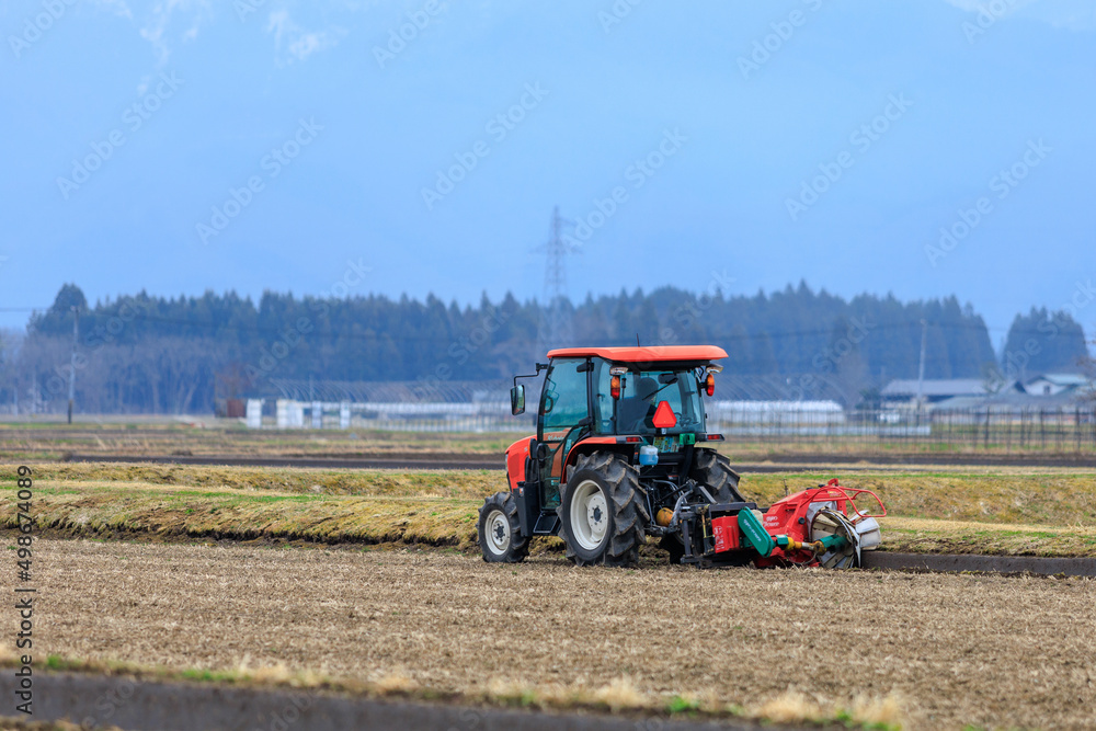Obraz premium 田んぼの畦塗り くろ塗り トラクター 田植えの準備 農作業
