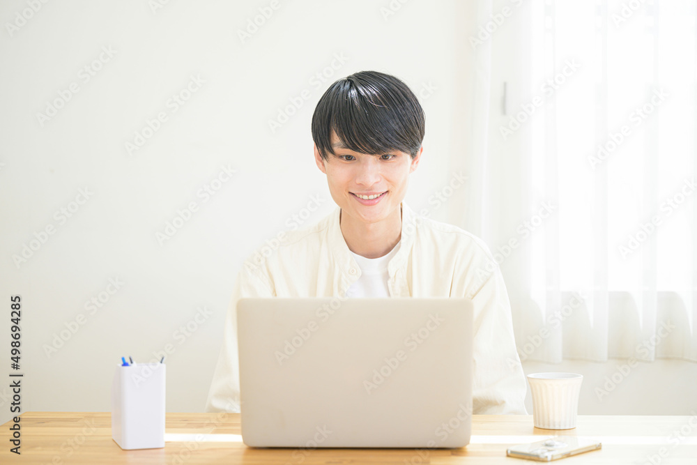 パソコンで仕事する男性 正面 Stock Photo Adobe Stock パソコンで仕事する男性 正面 Stock Photo Adobe Stock