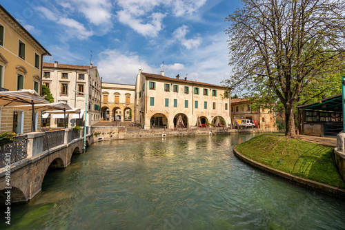Tableau sur toile Cityscape of Treviso downtown with the river Sile with the street called Via Pescheria (fish market street and island)