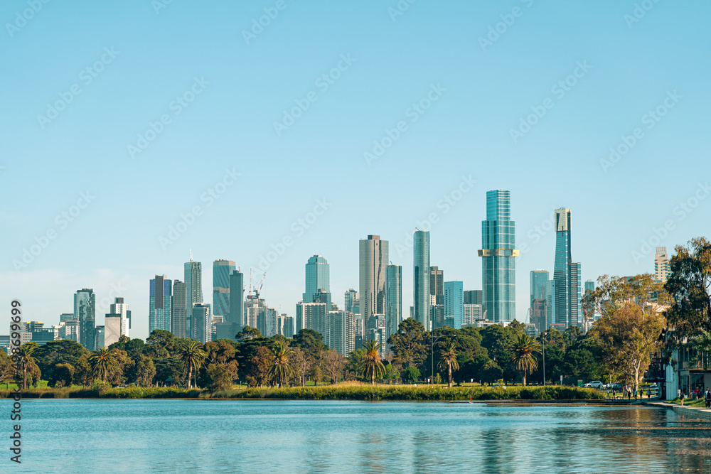 Obraz premium Melbourne cityscape with skyscrapers, blue sky and Yarra River.